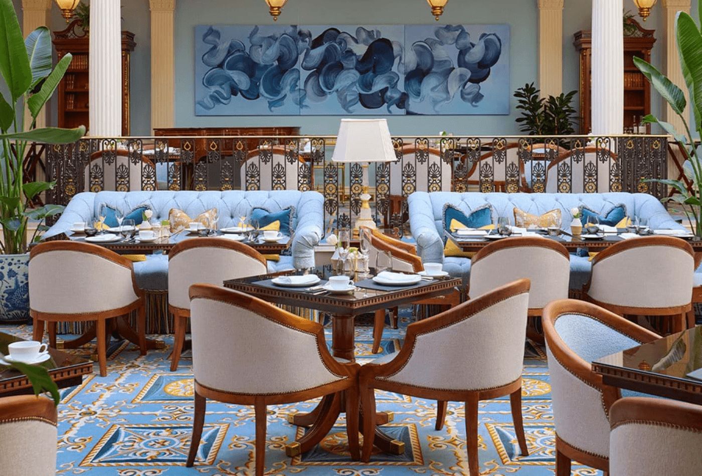 Dining area classicly decorated in blue.jpg